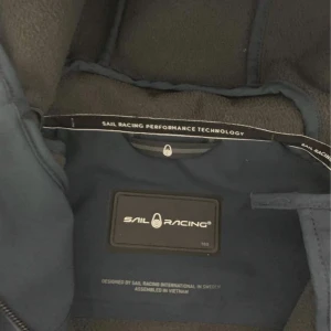 Sail racing vår jacka - En Sail racing vår jacka navy/mörkblå färg, storlek 160 även bra för som en vind jacka och regn jacka. Jätte bra skick, använd 2, 3 gånger. Ny pris 1500 kr men jag säljer min för 400kr