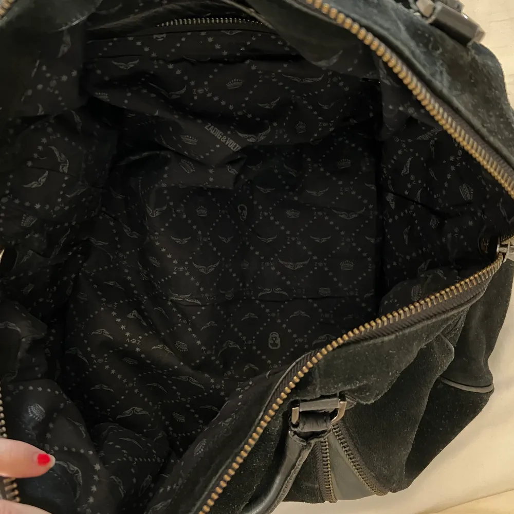 Zadig et Voltaire Sunny bag i större modell. Väskan är i svart mocka med vissa svarta läderdetaljer. Den har används en del och vissa mockapartier är därför lite slitna, men det går säkert att fixa med en mockavätska och väskan är i helhet i bra skick.. Väskor.