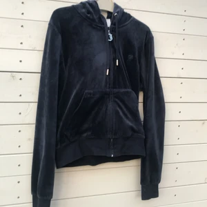 Mörkblå juicy couture tröja - En jätte snygg ny skick juicy tröja! Den är i xs men passar både S och xxs jätte fint! Jag säljer eller byter den eftersom den inte kom något till användning. Jag kan byta till byxor helst men säljer den för 900.❤️ bästa pris sålt 