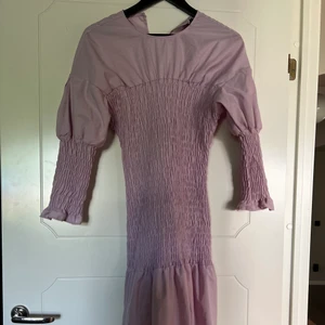Drömklänning  - Ljuslila Drömklänning från Ginatricot, enbart testad. Storlek 36. 