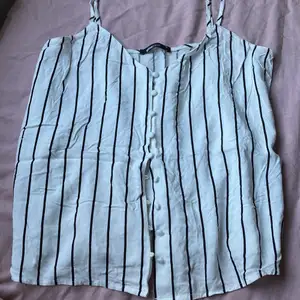 Ett svart-vit-randigt linne som jag har haft till kjolar eller jeans. Det är väldigt luftigt, perfa inför sommaren. Endast använts under en sommar och säljer för att jag rensat min garderob.