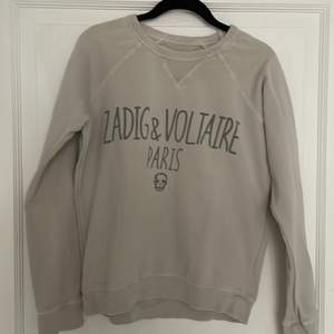 Säljer min favorit Zadig&Voltaire tröja som tyvärr inte passar mig längre. Den är fin men använd. Den är beige och inte grå Bud : 300 kr frakt 29 kr