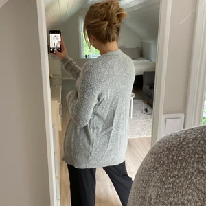 Kofta - Stickad lite längre kofta som jag säljer då den inte längre kommer till användning. Använt skick💕 storlek 134/140 men passar mig som är en xs-s i vanliga fall. 40kr + frakt