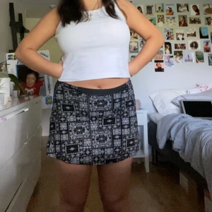 Mini (!!) kjol i tyg  - En svart, mönstrad mini kjol som jag LEVT för men nu växt ur😭 Ganska kort men så länge man är bekväm med det är det chill 