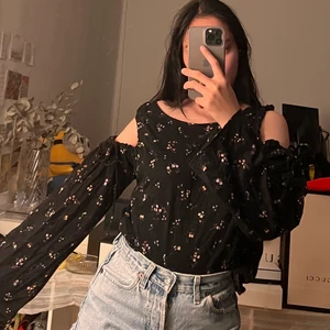 H&M - 💜 Fin tops,aldrig använd 💜Storleken är M 💜Hör gärna av dig om du vill se fler bilder.  