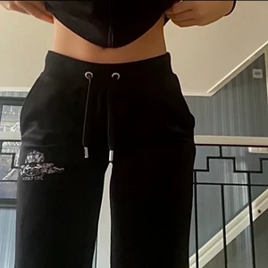 Juicy couture byxor - Unika juice byxor från deras anniversary collection. Stl Xs köpta i vintras men kommer ej till användning. Köpare står för frakt💗 tryck ej på köp direkt 