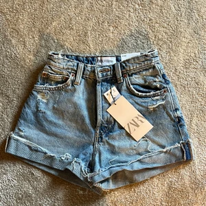 Jeansshorts zara ”High Rise ljusblå” - Oanvända med lappar kvar. 