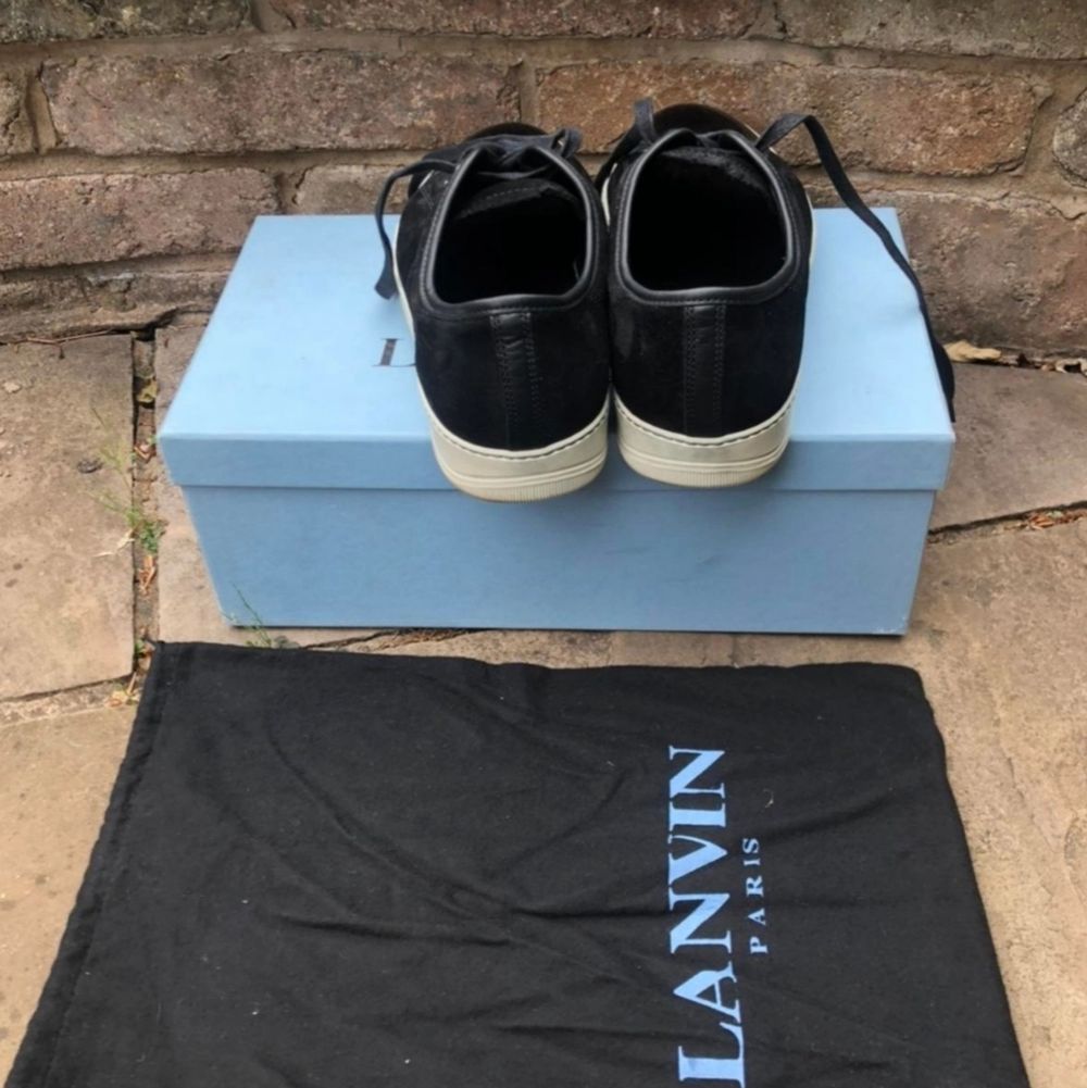Tja! Säljer nu mina lanvin dbb1 i svart mocka som inte används då jag har andra par. Cond ~8/10, bra med liv kvar. Storlek 9 som motsvarar 43/44. Nypris ligger på drygt 4k så släpper inte för mindre än 2k. Bud från 2000, bin 2400. Helst köp innan 6/7 :). Skor.