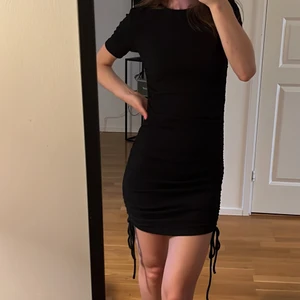 Svart klänning från Zara - Klänning från zara i svart bomull.