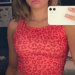 Rosa leopard topp - Rosa leopard linne. Tunt tyg, prefekt för sommaren! Som ny. 🐆🌸