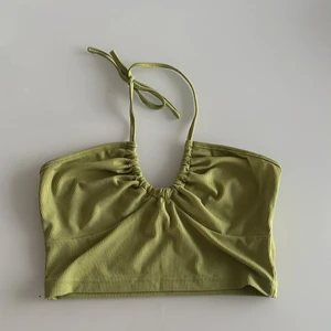 Topp - Superfin topp med snörning vid brösten. Köpt från Shein, använd få gånger, som ny.  FRAKT: 51 kr JUST NU: köp 2 toppar för 80+frakt