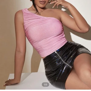 Toppen - En helt ny snygg glittrig rosa topp! Strl M!