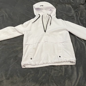 Wind breaker  - Supercool jacka som är vindtät och vattentät. Inga stora defekter förutom en aning smutsig på fåtal ställen. Kan även användas vid skid/snowboard åkning!