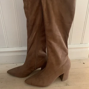 Bruna mocka boots - Säljer dessa bruna boots i mocka imitation som aldrig använts😇 120 kr+frakt 66 kr
