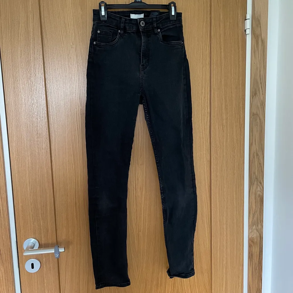Ett par svarta högmidjade skinny jeans. Passar XS och S. Jag är 169 cm. Bra skick💕. Jeans & Byxor.