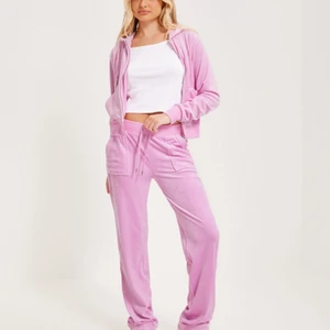 Rosa juicy sett byxorna: XXS koftan: XS - ett jättefint rosa juicy sett men säljer för att jag behöver pengar, det är bra skick men det är ett pyttelitet hål i högra låret som knappts bara syns på nära håll, änvänt fåtal gånger, 1800 för båda plaggen, 1000 var för sig