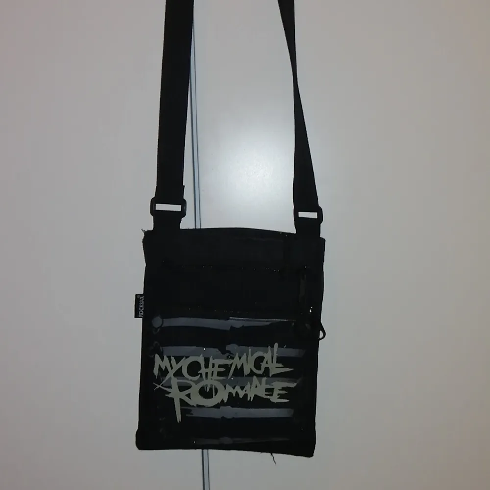 My Chemical Romance väska som är köpt på Emp men knappt använd. Den har justerbara band och 3 fack, 129 kr  plus frakt :). Väskor.