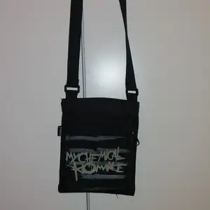 My Chemical Romance väska som är köpt på Emp men knappt använd. Den har justerbara band och 3 fack, 129 kr  plus frakt :)