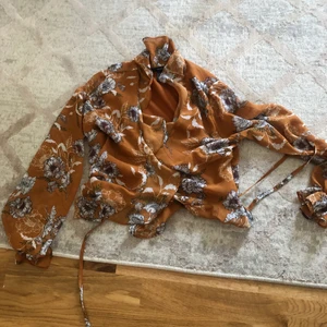 Omlott blus - En mönstrad croppad(beroende på din längd)  omlott blus från forever21 i storlek M, något kort så passar även en s.  Skickas via post eller möts upp :)