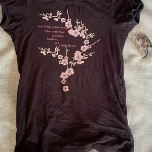 En T-shirt  - Denna T-shirt tvättas innan man får den hem levererad 