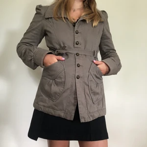 Kappa - En skitsnygg dieselkappa från tidigt 2000-tal, den är typ grå-grön ish, storlek m men passar perfekt på en s💕💕