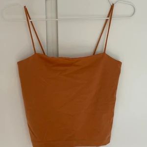 Linne smala band  - Säljer detta linnet från gina tricot, säljer då det inte kommer till använning. Det ndast använnt ett fåtal gånger! Frakt tillkommrt 