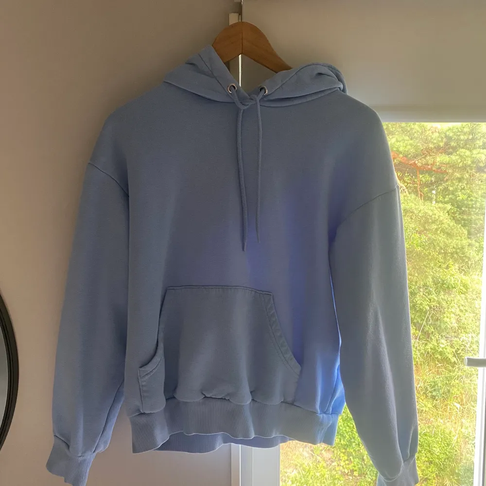 Blå hoodie från monki utan tryck, storlek XS och använd endast 2-3 gånger☀️. Hoodies.