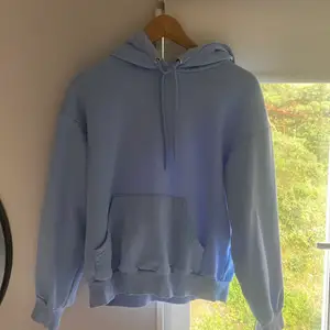 Blå hoodie från monki utan tryck, storlek XS och använd endast 2-3 gånger☀️