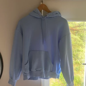 Blå Monki Hoodie - Blå hoodie från monki utan tryck, storlek XS och använd endast 2-3 gånger☀️