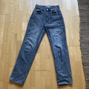 Jeans  - Jätte fina gråa Gina jeans som tyvärr ä för små för mig, inte använda alls mycke och i bra kvalite❤️vill verkligen att dom ska komma till användning och de gör dom inte hos mig så då hoppas jag de gör de hos en annan 