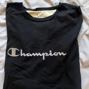 långärmad tshirt från champion! köpt secondhand, stor & jättemysig! färgen är mörk mörk marinblå, nästan svart