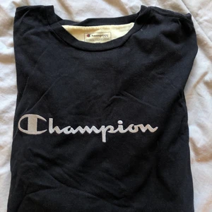 vintage champion tröja - långärmad tshirt från champion! köpt secondhand, stor & jättemysig! färgen är mörk mörk marinblå, nästan svart