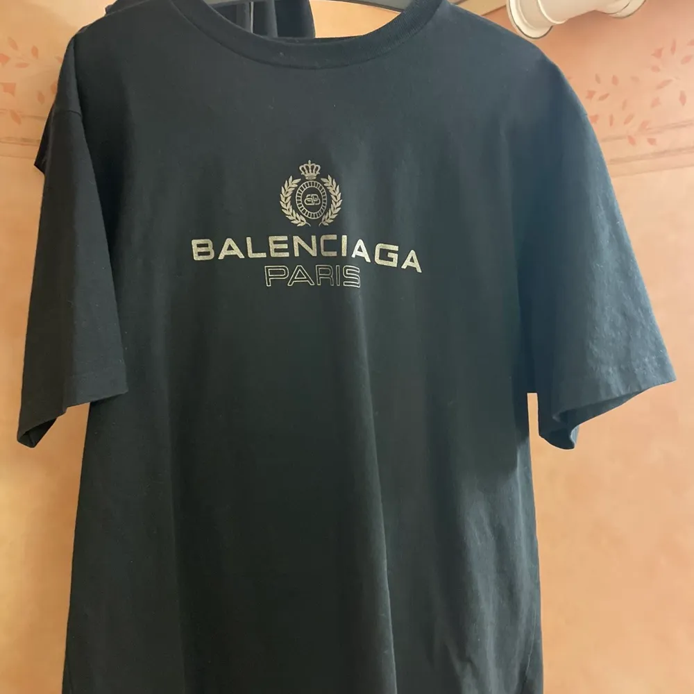 T-shirt från Balenciaga. Skick: 8/10 Storlek: L (oversized). Köpt för 3800kr. T-shirts.