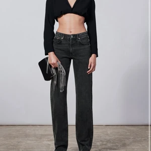 Zara mid rise straight - Zara mid rise jeans strl 42 men passar mig som vanligtvis bär 38 🌸 Säljes pga jag har två par 