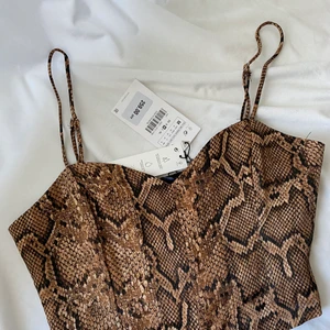  Korsett topp - Säljer denna ass snygga korset från zara som är SLUTSÅLD!! Dem kom tyvärr inte till användning så dem är precis som ny då prislappen fortfarande är kvar!!💗💗💗💗 priset kan justeras!!🤍🤍