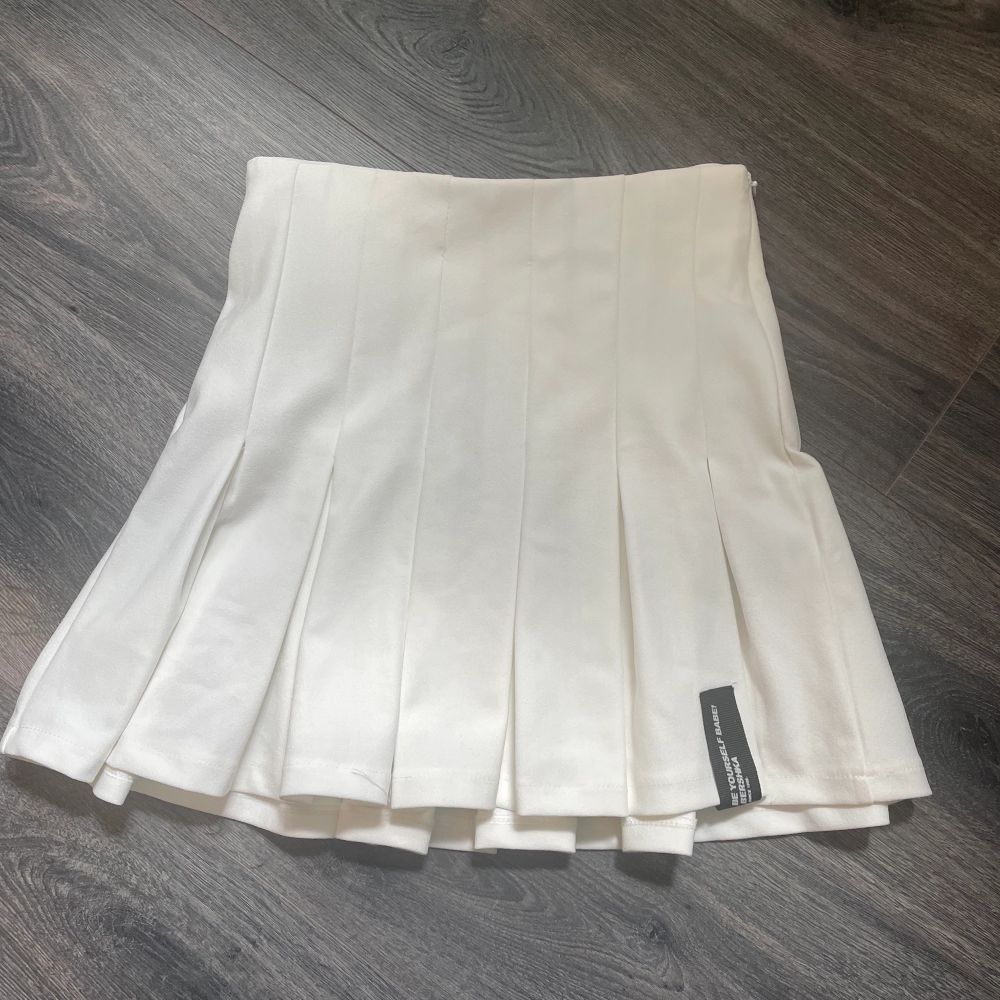 Säljer en vit kjol från Bershka använd en gång! . Kjolar.