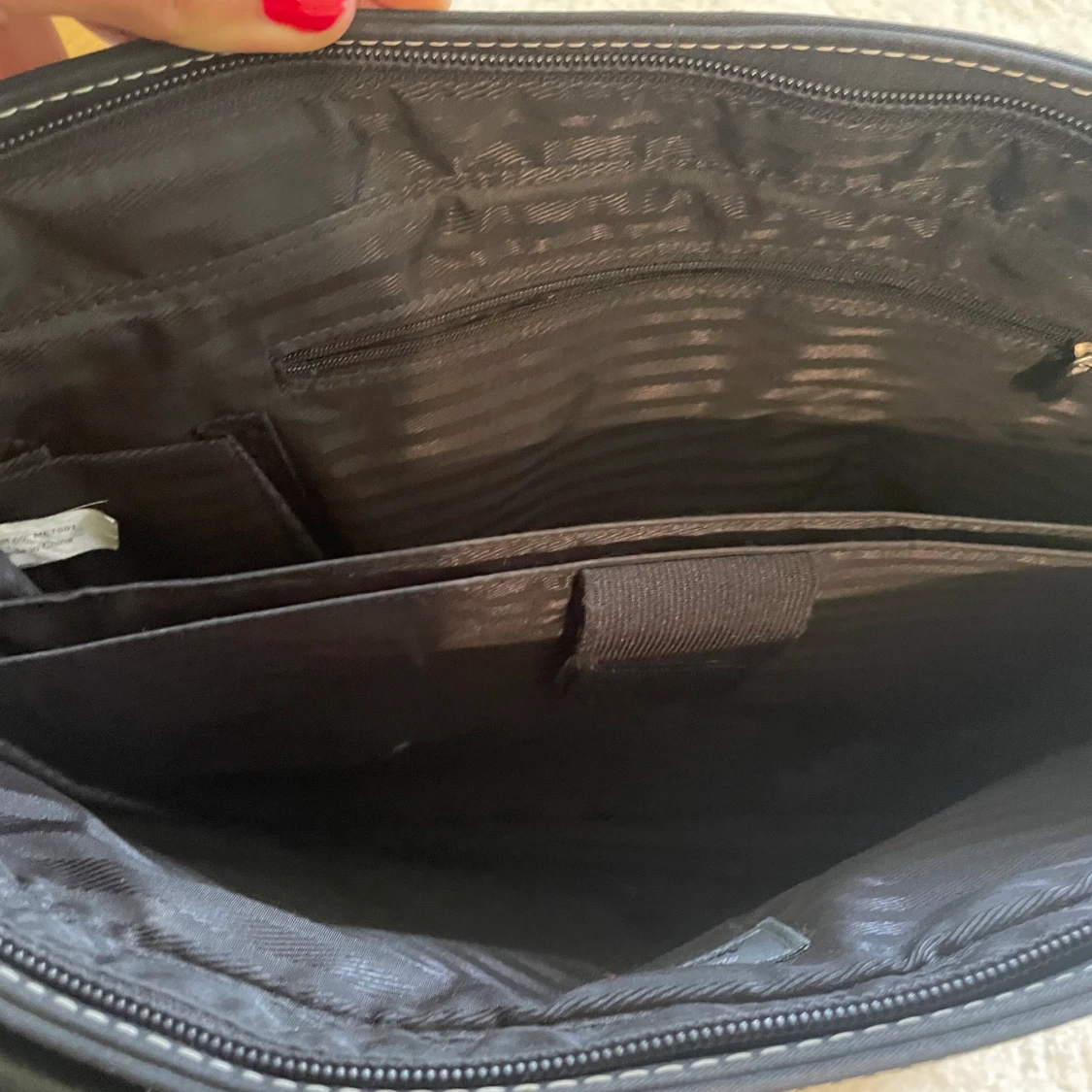 En svart väska  - 90