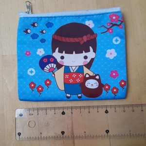 Skrin - Litet skrin med dragkedja, tror den är från kawaii.se. Den är likadan på baksidan. 14kr frakt :)