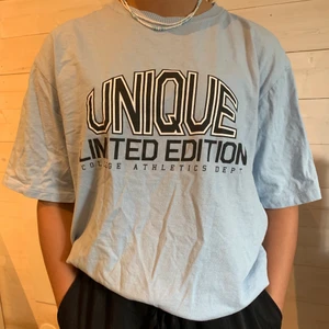 T-Shirt med tryck  - Säljer denna baby blåa t-shirten ifrån lager 157. Säljer pågrund ut av att jag inte använder den längre.