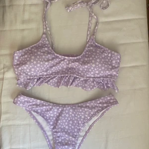 Lila bikini  - Superfin lila bikini med små blommor på! Endast använd en gång. Hör av dig vid frågor och kika gärna på mina andra bikinis💕