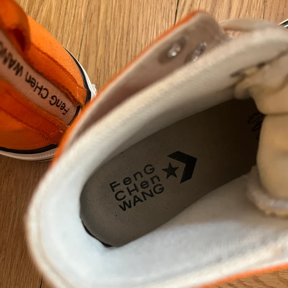 Ett samarbete mellan Converse och designern Feng Chen Wang. Skorna är i fint skick och sköna att gå i! 🧡. Skor.