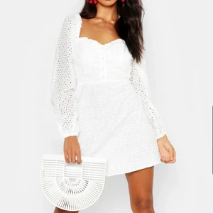 Boohoo klänning  - Säljer denna superfina klänning från Boohoo i strl 36 pga lite för stor för mig. Aldrig använd! 