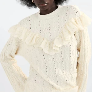 Zara tröja  - säljer denna helt nya tröjan! den är aldrig använd & prislappen sitter kvar. kom privat för fler bilder/ egna bilder. frakt tillkommer & priset kan diskuteras 💕💕