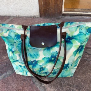 Longchamp le pliege väska - Nypris ca 2000, välanvänd med lite slitage i hörnen (se bilder), men i övrigt gott skick. Blue orchid - finns inte att köpa längre. Behöver tvättas invändigt men fin utvändigt