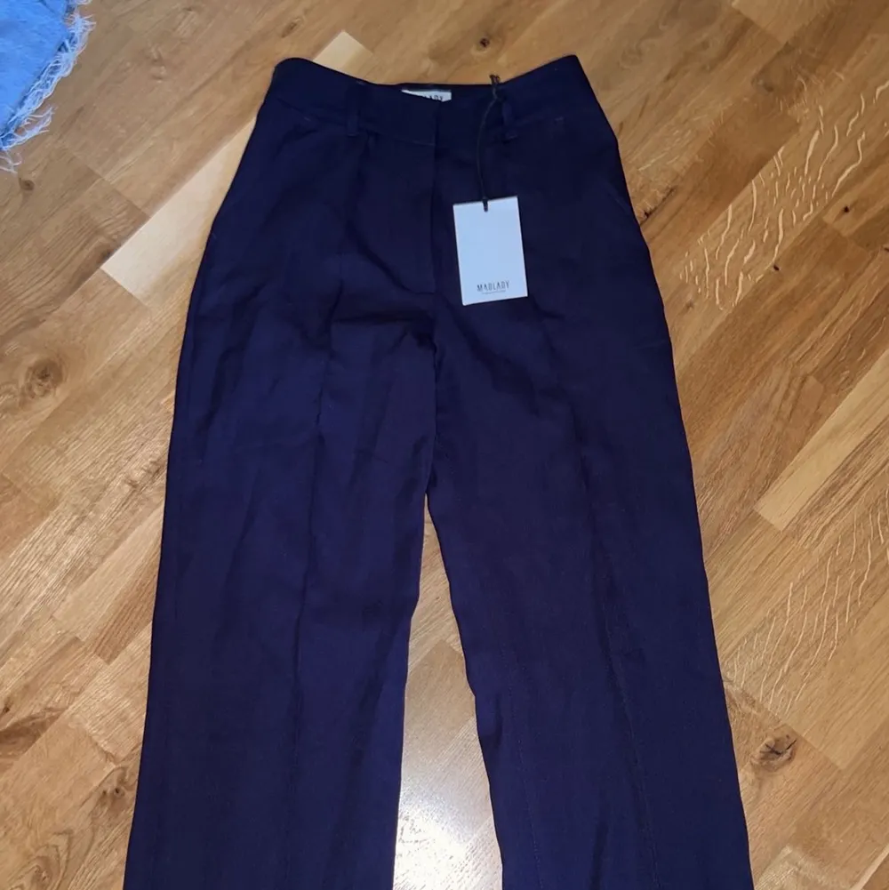 Kostymbyxor med pressveck från madlady i strl EU32-L32, endast provade🫶🏼 bara o ställa frågor om det behövs💓 för långa för mig :(. Jeans & Byxor.