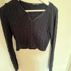 Brandy Melville kofta - Supersnygg kabelstickad kofta som är kroppad. Den är one size men skulle säga att den passar XS-S. Skriv privat för fler bilder💗