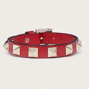 Valentino armband  - Säljer mitt så fina valetino armband då jag vill köpa ett annat det är i super bra skick förutom att de har lite slitningar på knäppet ( kolla sista bilden)