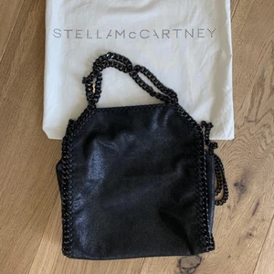Stella McCartney  - Äkta StellaMccartney köpt 1år sen. Köpt från VestiaireCollective i nyskick där den gick igenom äktenhetskontroll. Super bra skick och sparsamt använd, inga difekter förutom ett svagt blått streck på insidan av penna💓  Nypris i butik: ca 9 000 kr