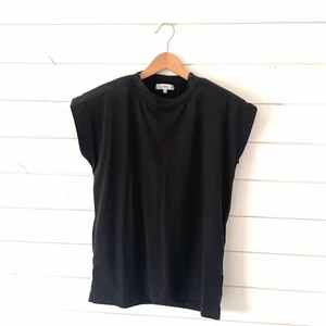 Tröja - Snygg T-shirt med vadderade axlar! Storlek 36, ett litet märke på tröjan (se bild)