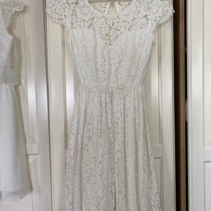 SÅ SÅ FIN KLÄNNING - Säljer nu min fina studentklänning som jag tyckte så mycket om! Från märket Chiara Forthi. Rejäl spetsklänning med underkjol. Triangelformad öppning i ryggen med knäppning längst upp. Kortärmad. Använd 1 gång. Skriv gärna för fler bilder så skickar jag ❤️